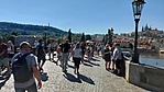 nyüzsgés a hídon