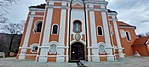 templom főbejárata, jobbra a napóra