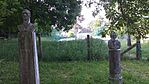 két egykori "valaki", most eldugva egy fa alá