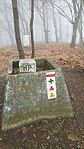 csúcskő, határkő, kereszt és sok jelzés
