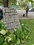 Első pont: emlékmű