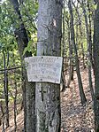 emléktábla a doboz közelében a másik kilátópontnál