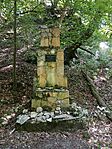 a közeli turistaemlékmű
