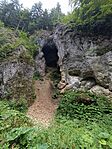 Barlang az út felett