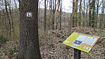 Emléktábla és turistajelzés