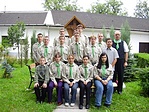 Csoportkép 2005. aug. 28-án a plébánia udvaron.