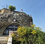 Sziklatemplom kereszttel a Gellért-hegyen